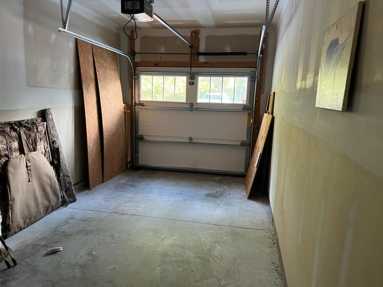 Garage - 25 Sugar Maple Ln