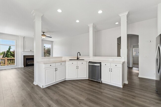 Building Photo - 4 Bedroom Elkhorn Ranch!