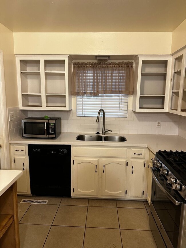 Building Photo - Fresno Home Available for Lease