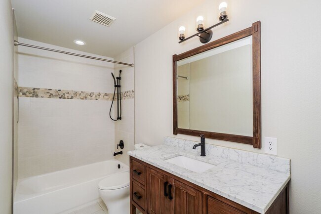 Building Photo - Upgraded 3 bedroom with loft! No Carpet