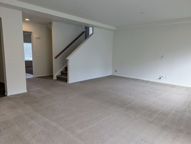 Building Photo - MASSIVE 4-BEDROOM, 3-BATHROOM HOME NEAR DI...