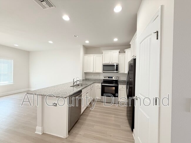 Building Photo - 7682 Shadow Lake Dr