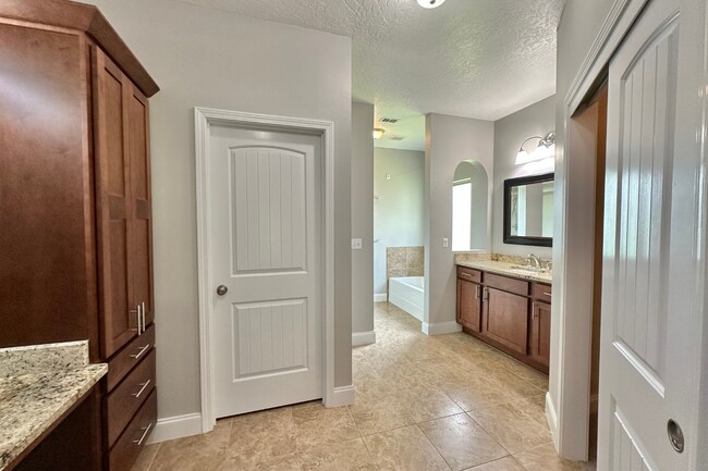 Building Photo - South Crestview 4/3 Available NOW!