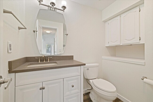 Building Photo - Amazing 4 bedroom, 3 bath home right by St...