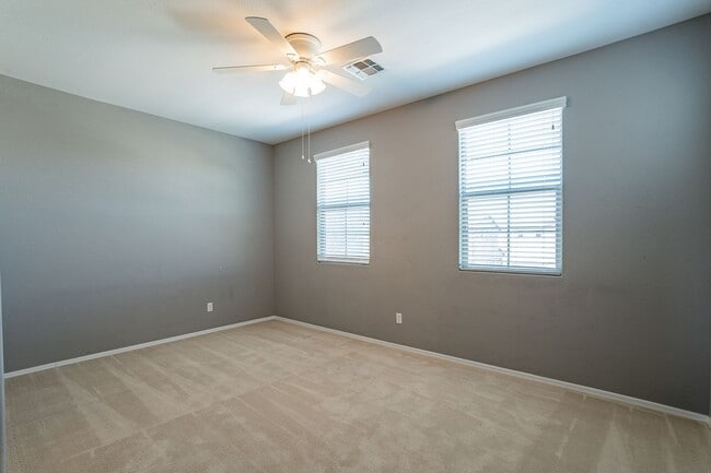 Building Photo - Move In Ready! Three Bedrooms - Beautiful ...