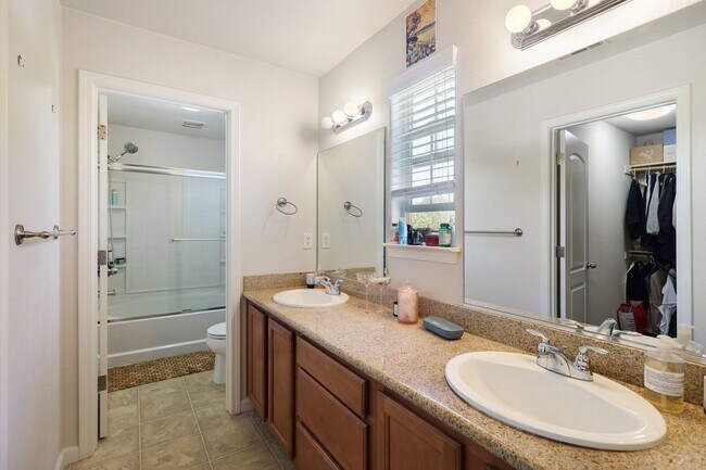 Building Photo - 3 BED 2.5 BATH TOWNHOME IN THE VILLAGES OF SHASTA VIEW GARDENS