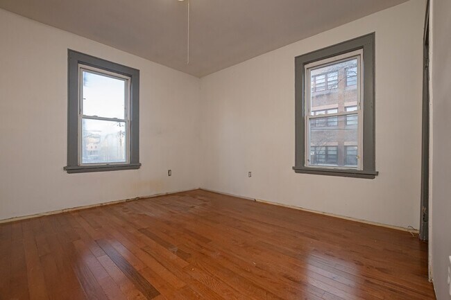 Building Photo - 76 Aldine St