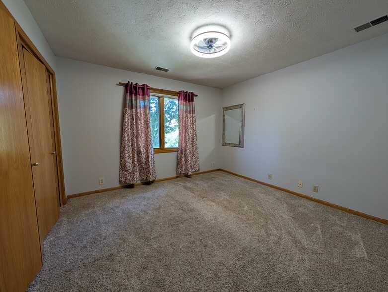 Building Photo - 5612 N 139th Ave