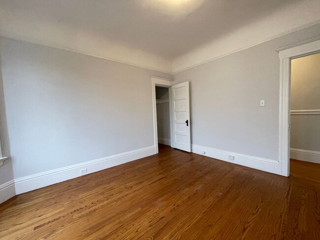 Building Photo - Charming 1BD with Multiple Bay Windows and...