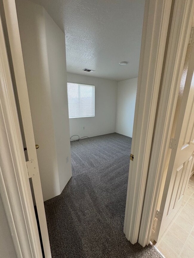 Building Photo - Beautiful 3 bedroom 2 bathroom home with new range, paint and carpet available soon!