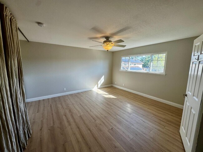Building Photo - 1318 Deb Ct