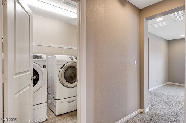 Building Photo - 6237 Fallsview Ct