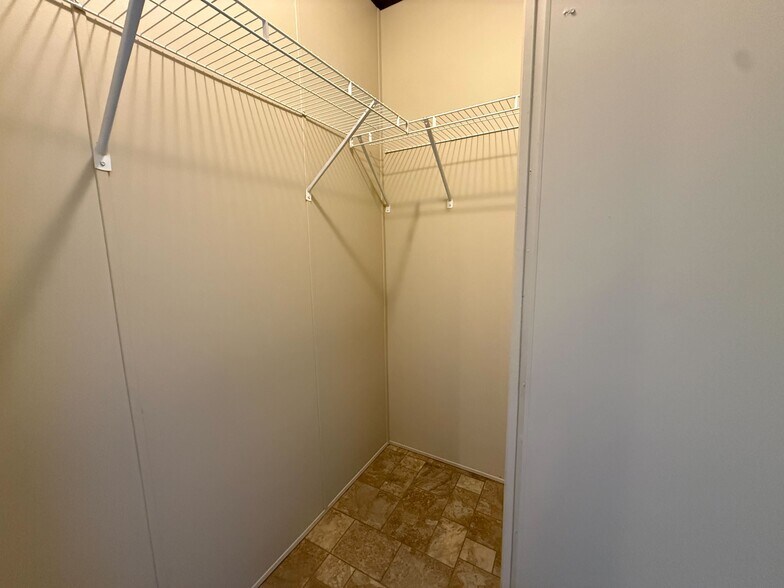 Building Photo - 11975 Creekview Ave