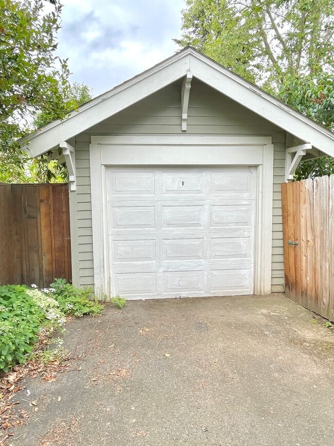 Building Photo - Gorgeous Rose City Park 4 bed Craftsman