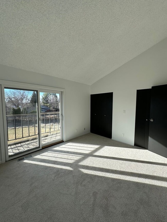 Building Photo - 2 Bedroom, 2 1/2 Bathroom Townhome located near hospitals and colleges!