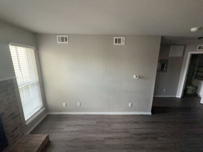 Building Photo - 9520 Royal Ln