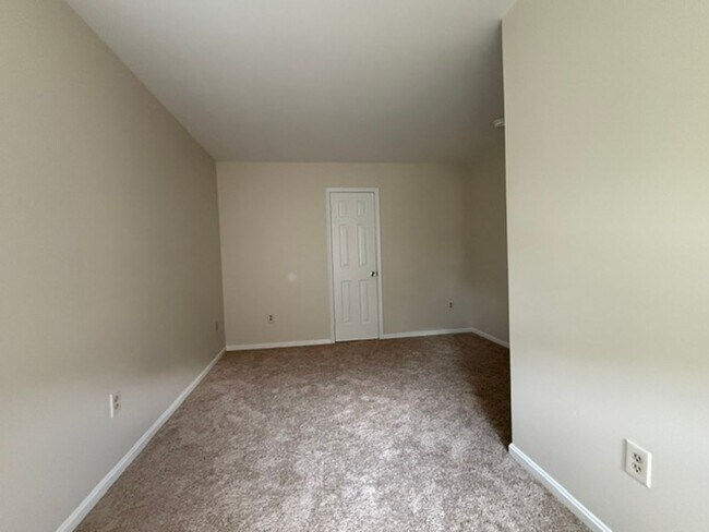 Building Photo - 2788 Pinewood Dr
