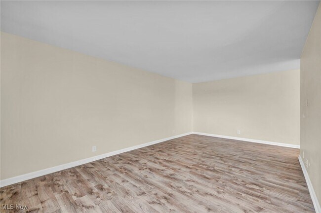 Building Photo - 11850 Edgewater Dr