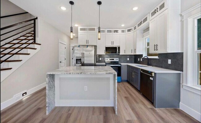 Building Photo - 4624 Mayflower St