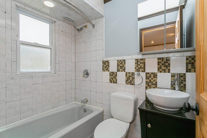 Master bathroom - 320 6th St