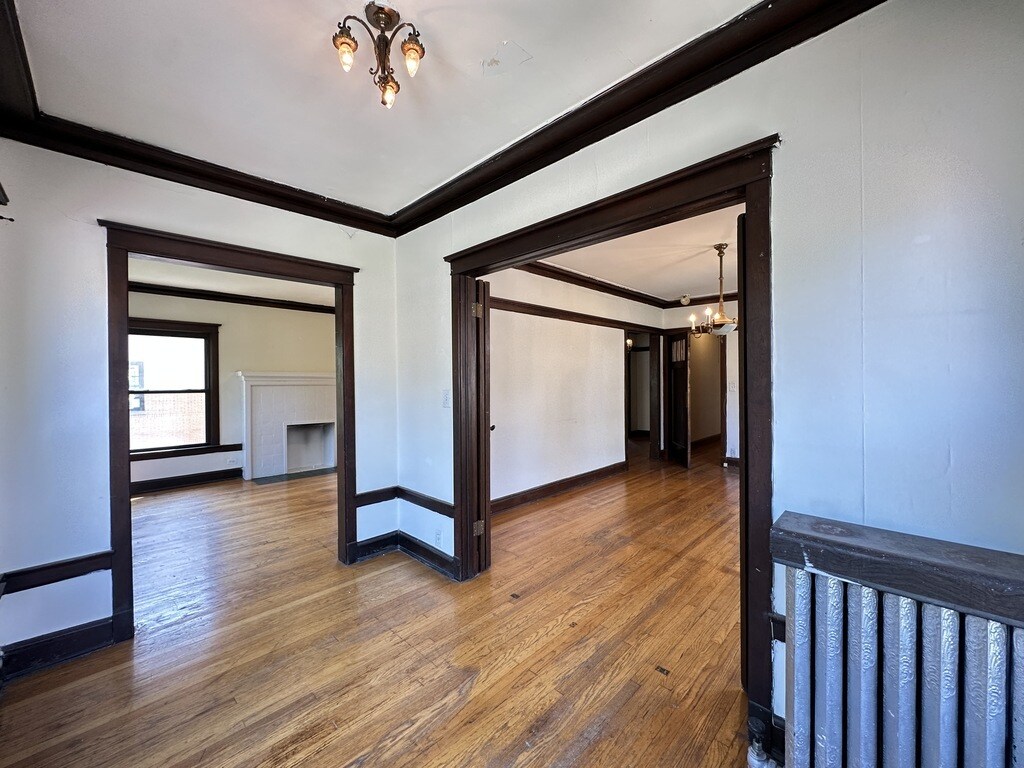 Building Photo - 2434 N Sawyer Ave