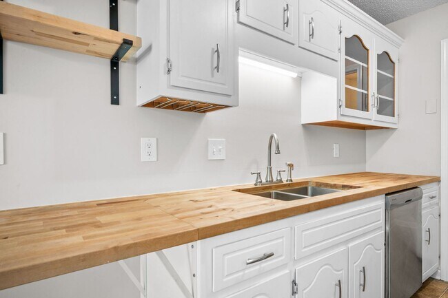 Building Photo - Charming Brick Home with Soaring Ceilings & Updated Finishes!