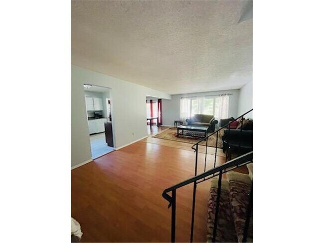 Building Photo - 504 Crestview Dr S