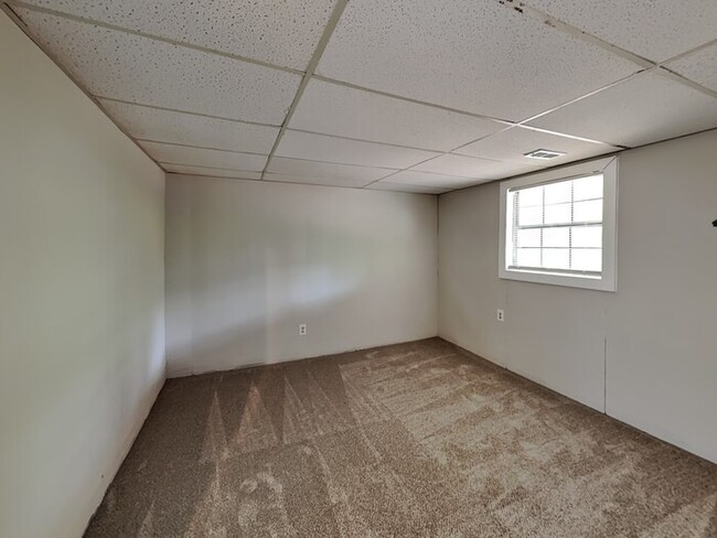 Building Photo - Move-In Ready Home with Bonus Rooms and La...