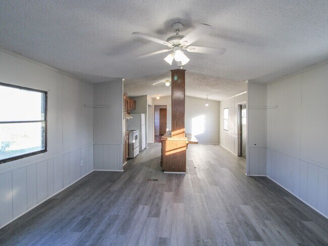 Building Photo - Close to downtown Pulaski!