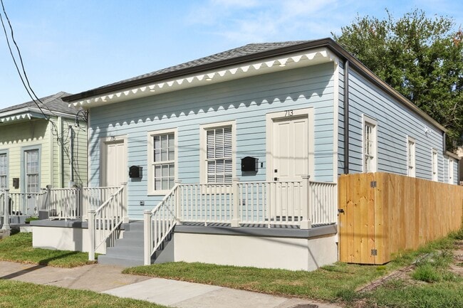 Primary Photo - 713 Valence St
