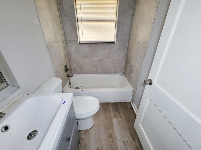 Building Photo - NICE 3 BEDROOM RECENTLY REMODELED LEASE HO...