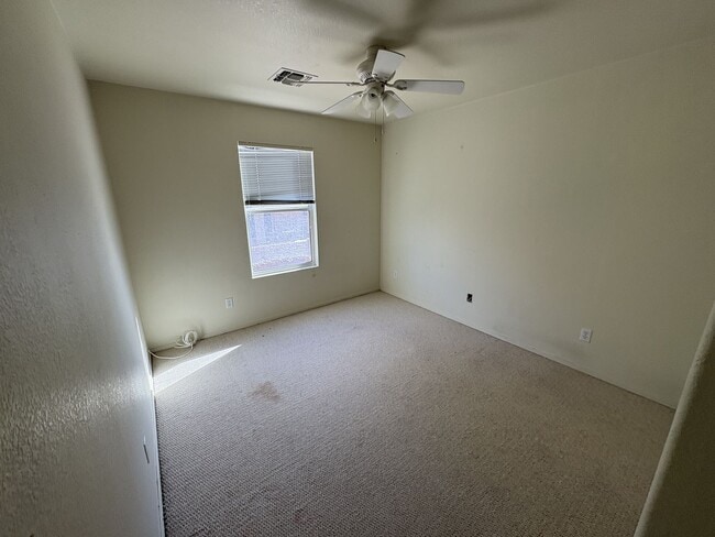 Building Photo - Riverhaven Great Central Location