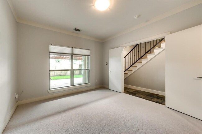 Building Photo - 5210 Lillian St