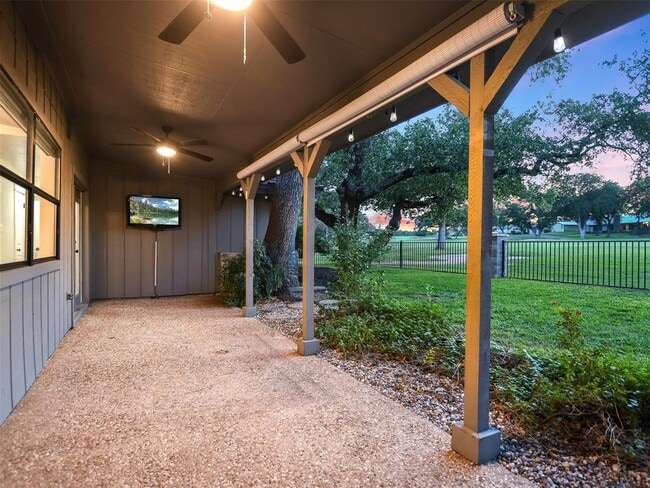 Building Photo - 105 Southern Spur