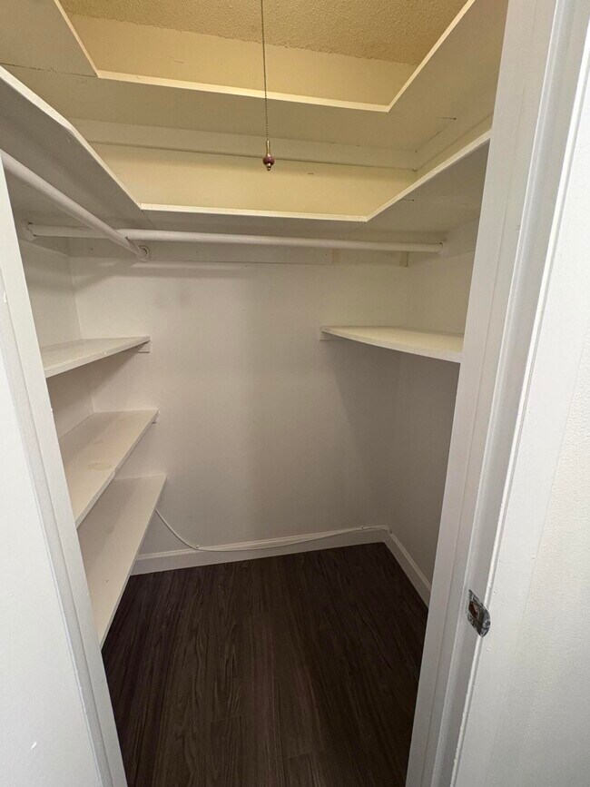 Building Photo - 26 Kingswood E