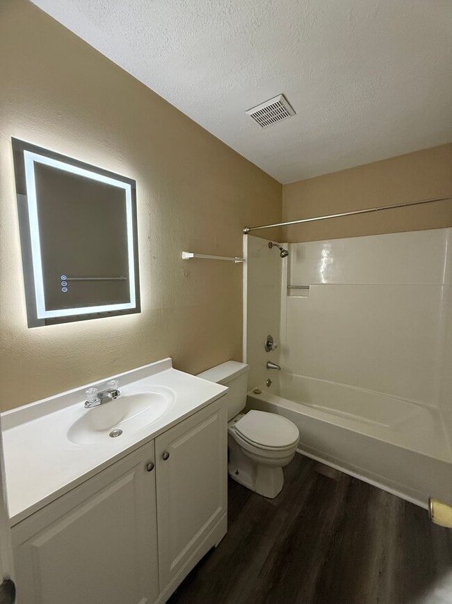 Building Photo - Renovated Townhouse