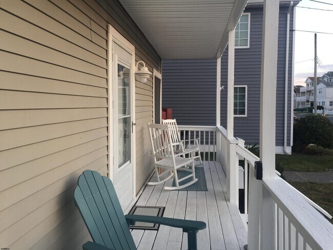 Building Photo - 205 3rd St S