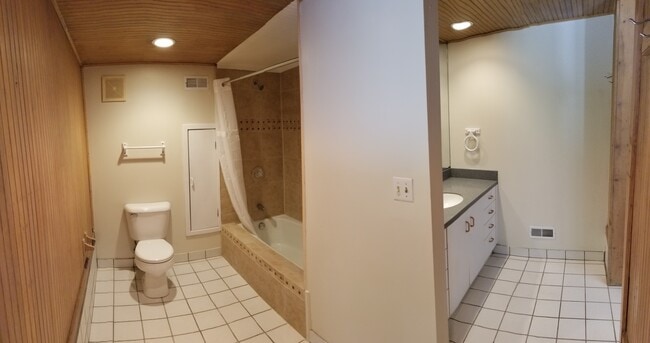 Building Photo - 4015 Oakwood Dr