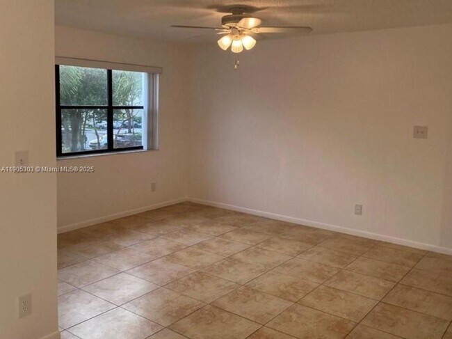 Building Photo - 530 S Park Rd