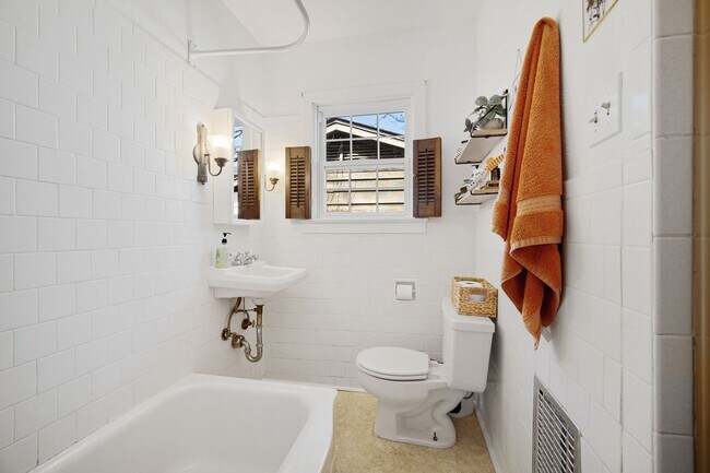 Building Photo - Charming 3 Bedroom House in Park Hill