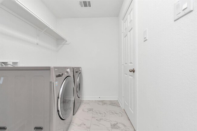 Building Photo - 1517 Portola Dr