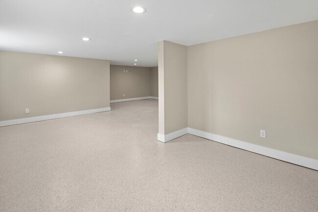 Building Photo - Beautiful Home - Excellent Kenilworth Location!