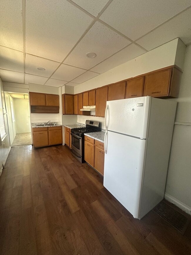 Building Photo - 3bd 1 bath with fenced in yard!