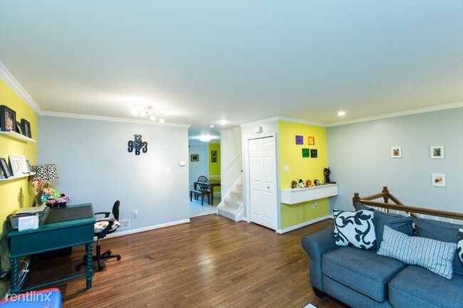 Building Photo - 3 br, 2.5 bath Townhome - 7111 Bradshaw Ct E