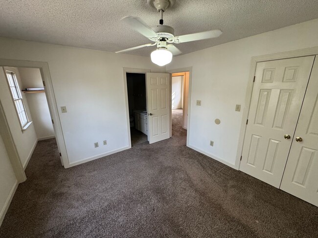 Building Photo - 3 Bedroom 2.5 Bath House with Large Yard a...