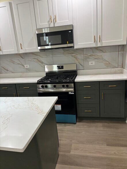 Building Photo - 5965 W Erie St