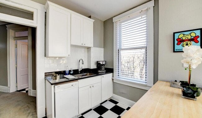 Building Photo - 705 Bryden Rd