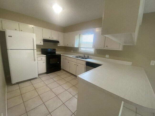 Building Photo - Beautiful 2 Story Home, Centrally Located in a Quiet Neighborhood! *1/2 OFF 1st Month's Rent!*