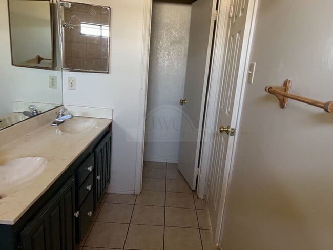 Building Photo - 2001 Meadowbrook Dr