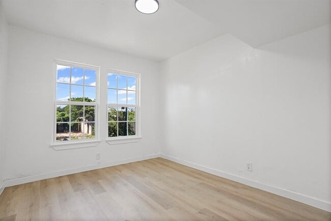 Building Photo - 214 Nassau Dr